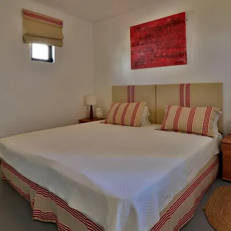 Villa Sleeps 6 Air Con T479922